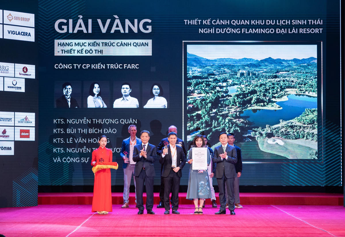 Lãnh đạo, kiến trúc sư trưởng Công ty Cổ phần kiến trúc FARC - trực thuộc Flamingo Holdings - lên nhận giải Vàng cho hạng mục kiến trúc cảnh quan - thiết kế đô thị.