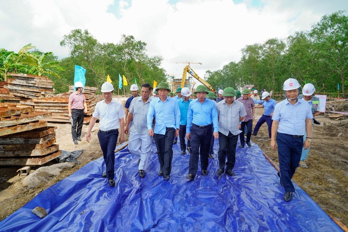 Lãnh đạo TP Hải Phòng và tỉnh Quảng Ninh kiểm tra thực địa tại dự án cầu Bến Rừng. Ảnh: Cổng thông tin điện tử TP Hải Phòng.