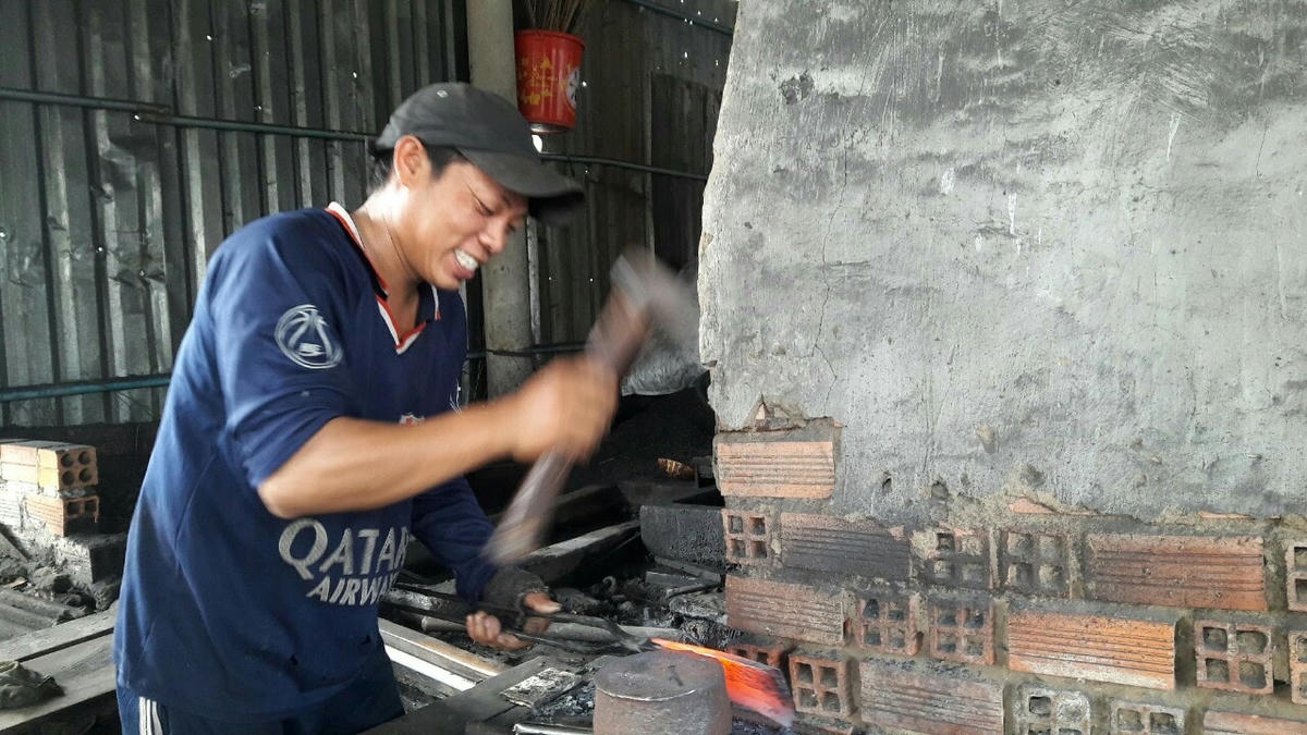 Những ngày này, các lò rèn nhộn nhịp hơn bao giờ hết đâu đâu cũng ròn rã tiếng nện sắt, tiếng búa đập choang choang.