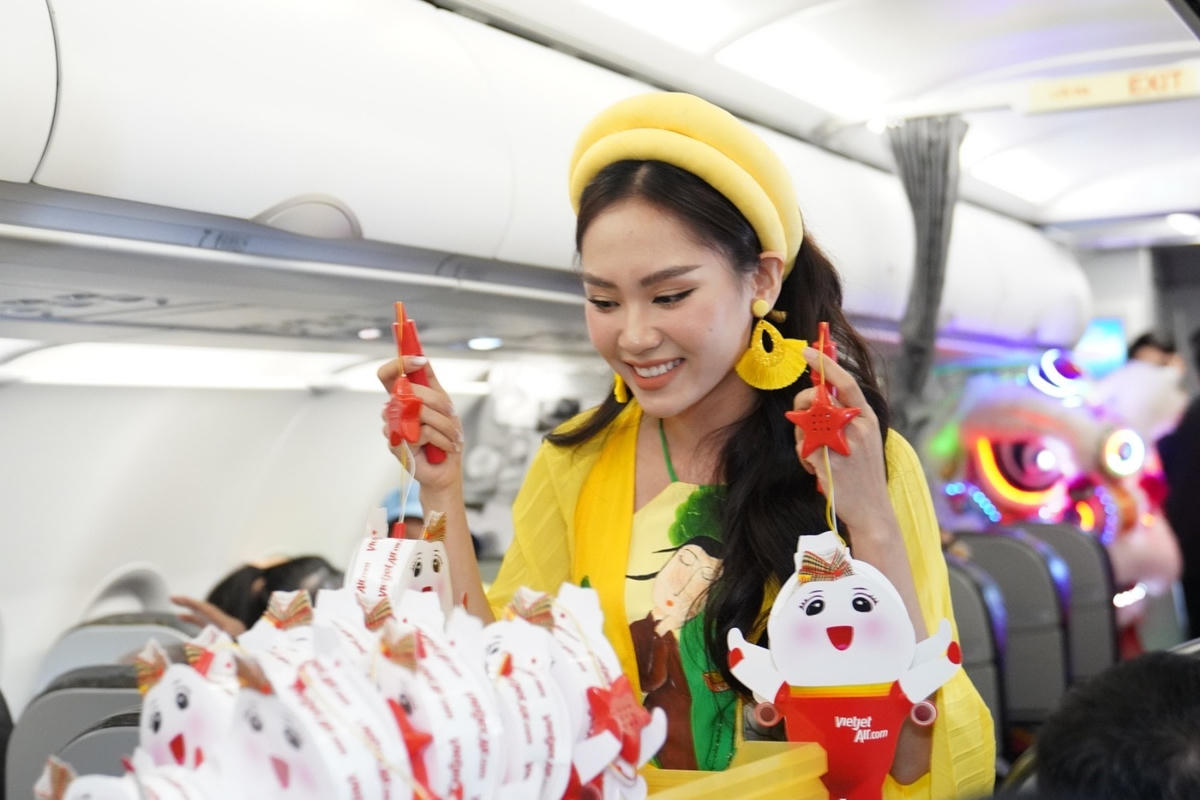 Bay Vietjet vui Tết Trung Thu tưng bừng cùng Hoa hậu Thế giới Việt Nam 2022 Huỳnh Nguyễn Mai Phương