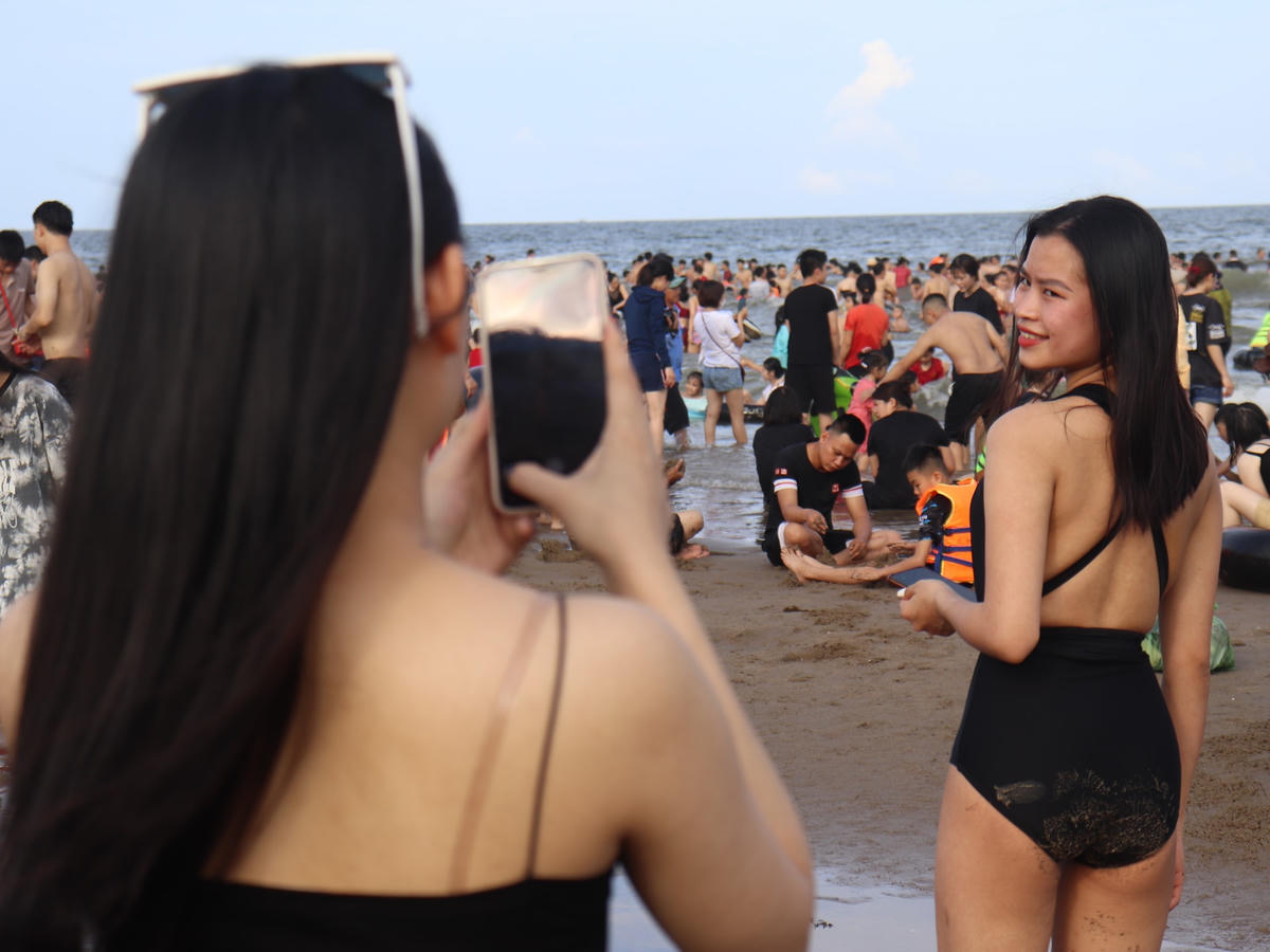 Các bạn nữ thường đi cụm đôi với nhau để thay nhau chụp ảnh cho đối phương.