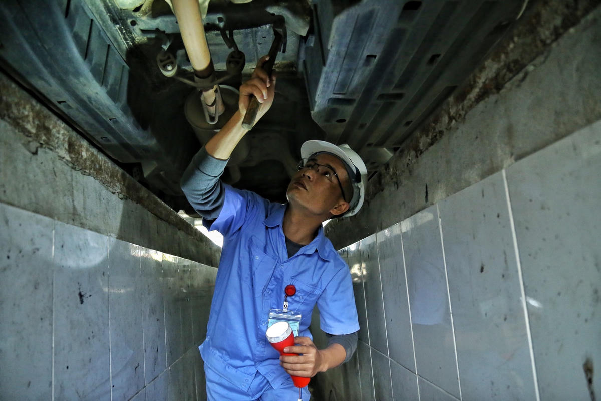 Ông Nguyễn Đăng Hòa, Phó Giám đốc Trung tâm Đăng kiểm xe cơ giới 33-01S cho biết: “Như thường lệ, dịp cuối năm lượng phương tiện đến đăng kiểm sẽ tăng mạnh do những năm trước người dân mua xe dịp cuối năm nhiều hơn thường lệ. Mỗi ngày trung tâm tiến hành đăng kiểm cho khoảng hơn 100 phương tiện”. 