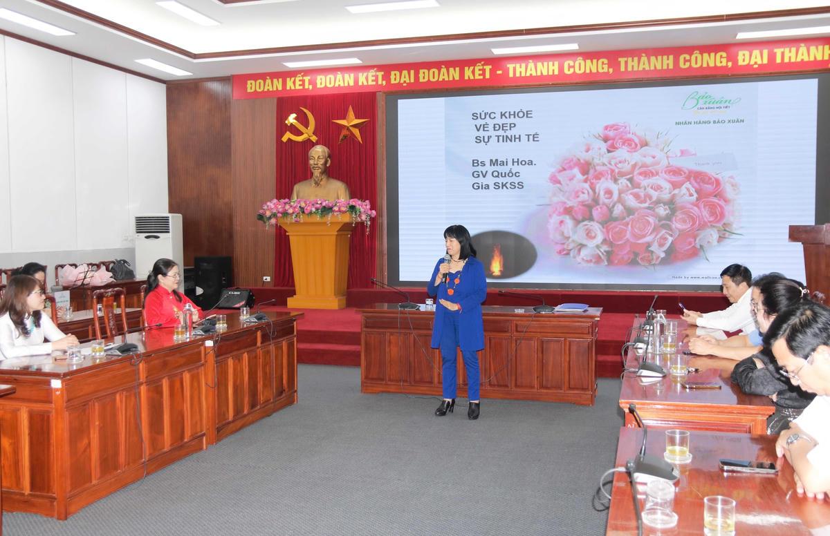 Bác sĩ Hồ Mai Hoa chia sẻ về chuyên đề "Sức khỏe, sắc đẹp và sự tinh tế của phụ nữ hiện đại" tại chương trình.