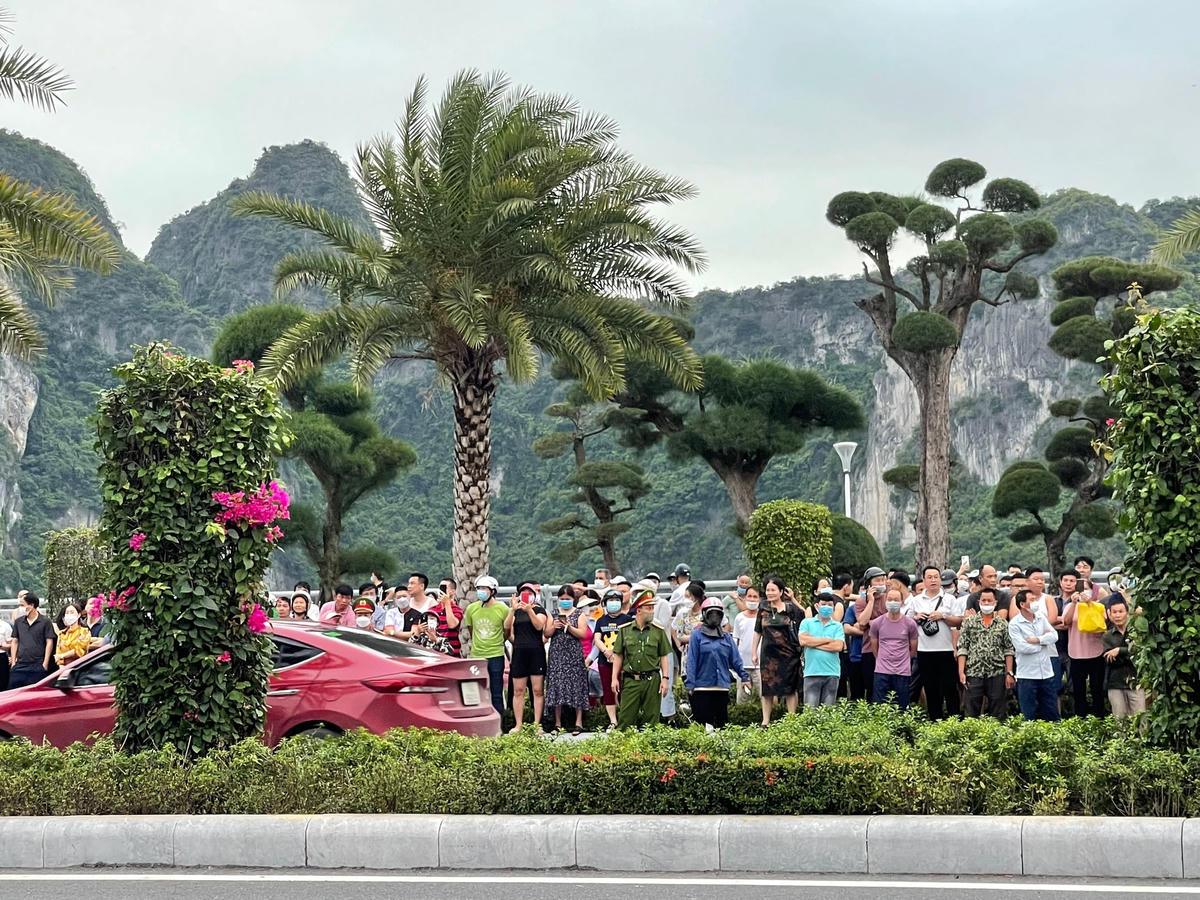Hàng trăm người dân "hiếu kỳ" tập trung về khu vực xung quanh và đối diện nhà riêng của ông Phạm Hồng Hà để theo dõi sự việc.
