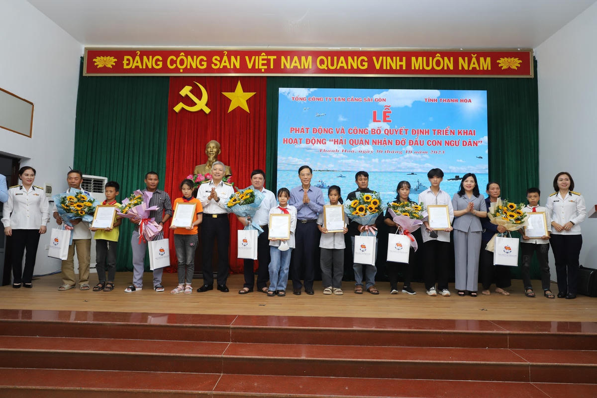 6 học sinh là con em ngư dân Thanh Hoá có hoàn cảnh đặc biệt khó khăn đã được Hải quân nhận đỡ đầu.