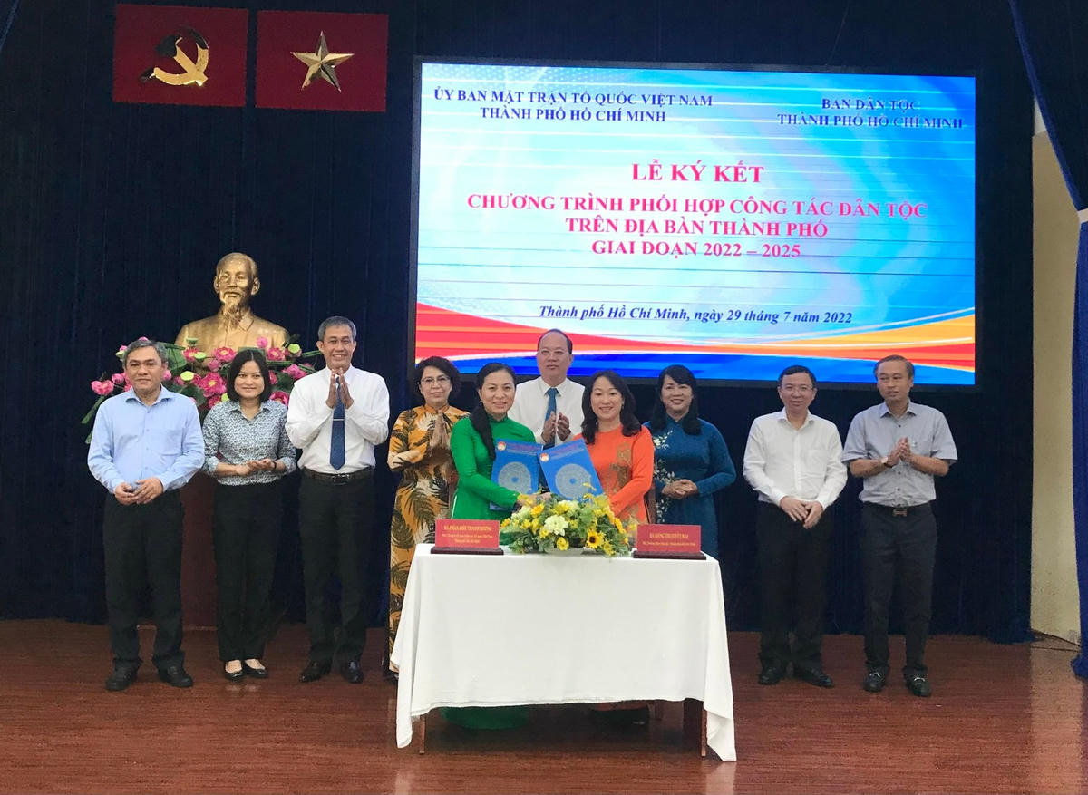 Ký kết chương trình phối hợp công tác giữa Ban Thường trực Ủy ban MTTQ Việt Nam TP HCM và Ban Dân tộc Thành phố.