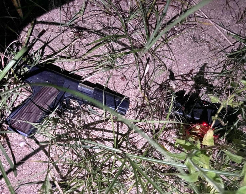 Súng nhựa đồ chơi dùng để gây án vứt ở vệ cỏ ven đường Dương Lâm, quận Sơn Trà. Ảnh: Công an Đà Nẵng.