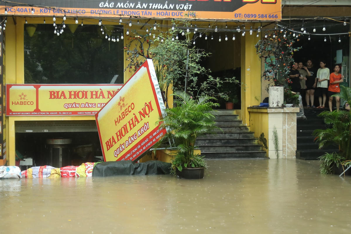 Đa phần các hoạt động kinh doanh của người dân bị đình trệ và gặp nhiều khó khăn do bị ngập nước.