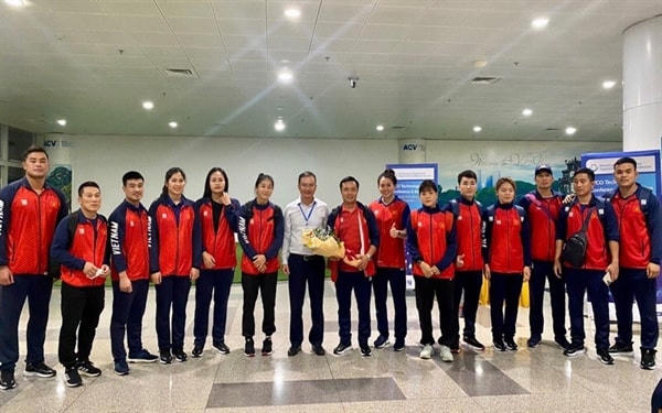 Phó Cục trưởng Cục TDTT Nguyễn Hồng Minh đón và tặng hoa cho các thành viên trong đoàn TTVN trở về nước vào chiều ngày 8/10. Ảnh: Cục TDTT. 