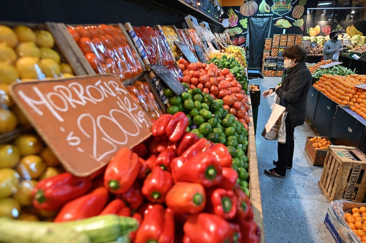Người nội trợ tần ngần trước một quầy nông sản ở Buenos Aires (Argentina). Nguồn: REUTERS/Mariana Nedelcu.