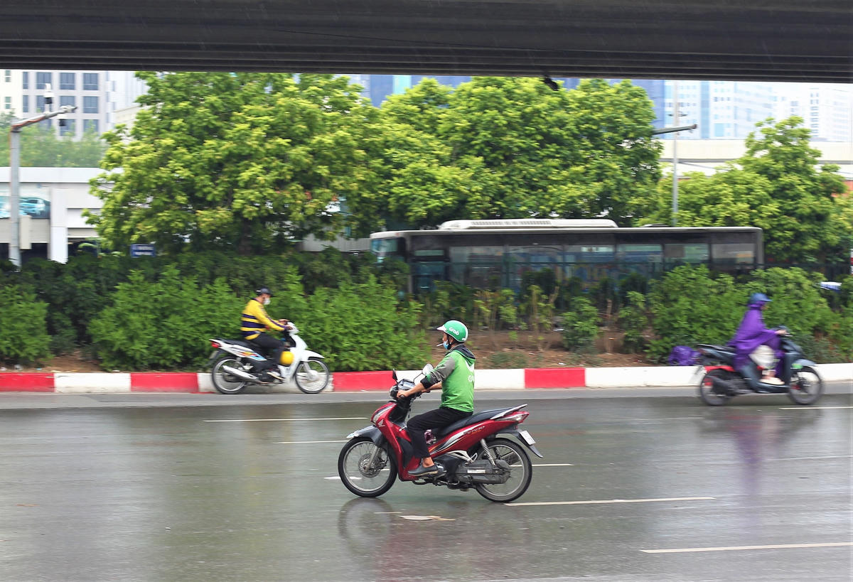 Được biết, hãng Gojek và Grab đặt ra quy định, việc vi phạm Luật Giao thông đường bộ Việt Nam như: vượt đèn đỏ, đi ngược chiều, lạng lách... là hành vi không được phép. Hình thức xử lý cao nhất của hai hãng này là khóa tài khoản vĩnh viễn đối với những tài xế vi phạm pháp luật. Còn đối với hãng Be, các tài xế xe công nghệ vi phạm lần 1 sẽ bị cảnh báo và khóa tài khoản 3 ngày; vi phạm lần 2 sẽ khóa tài khoản 7 ngày; vi phạm lần thứ 3 sẽ khóa tài khoản vĩnh viễn. Các hãng ra quy định là vậy, tuy nhiên tình trạng tài xế xe ôm công nghệ vẫn ngang nhiên vi phạm.  