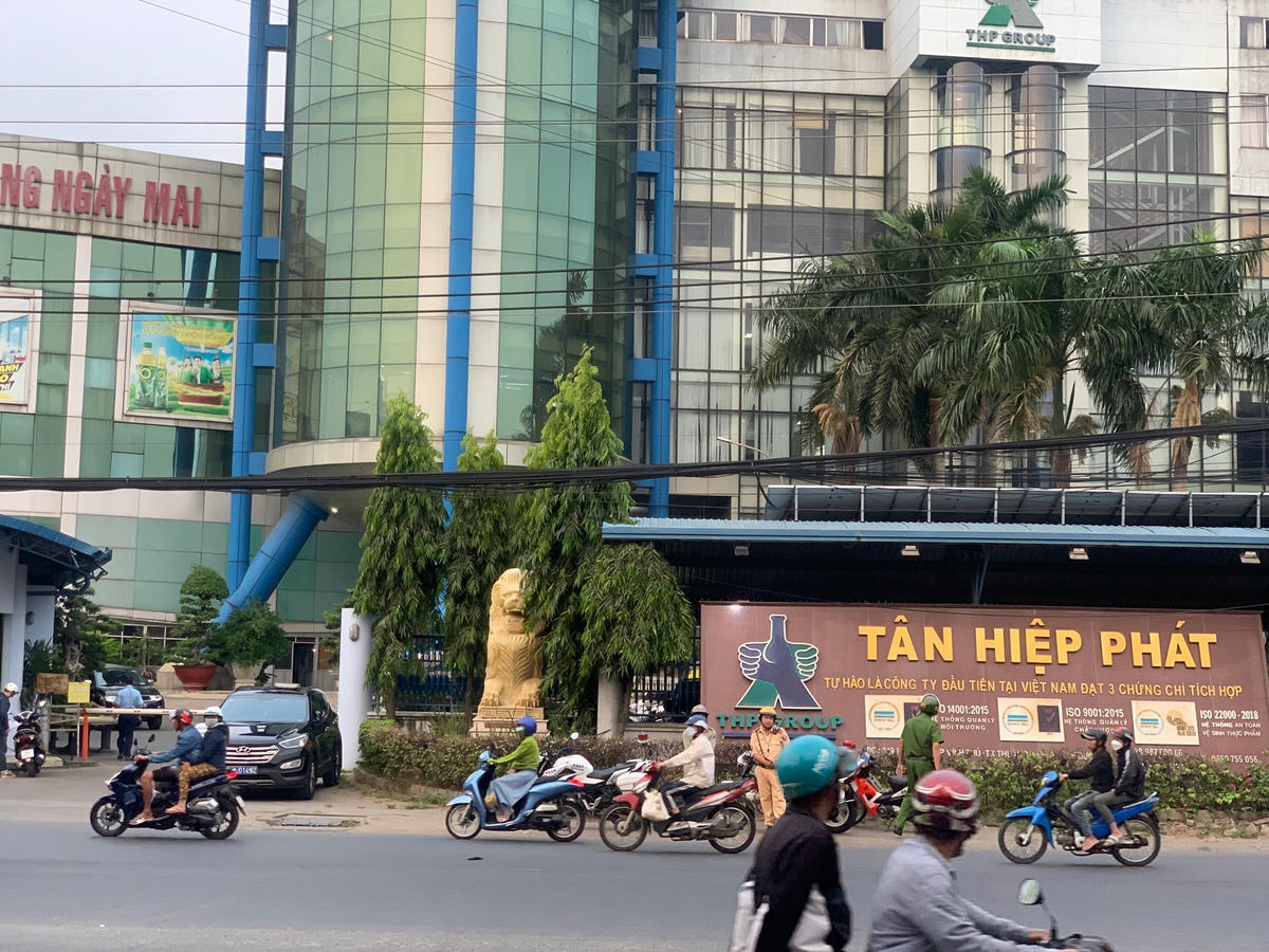 Khoảng hơn 17h các lực lượng công an phối hợp đã hoàn thành việc phong tỏa, khám xét tại trụ sở Công ty Tân Hiệp Phát trên đại lộ Bình Dương. (Ảnh: K.D.).