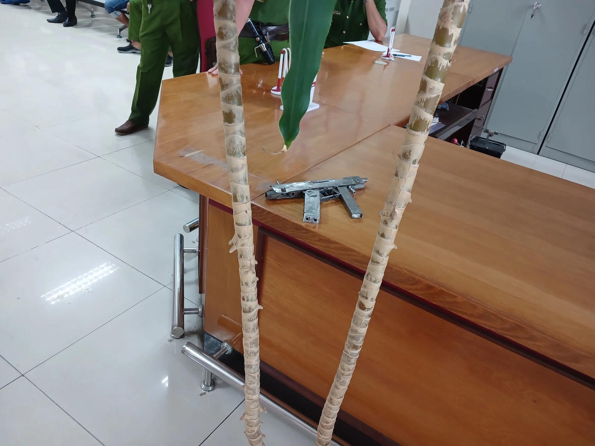 Vật nghi là súng tự chế mà kẻ cướp ngân hàng bỏ lại hiện trường.