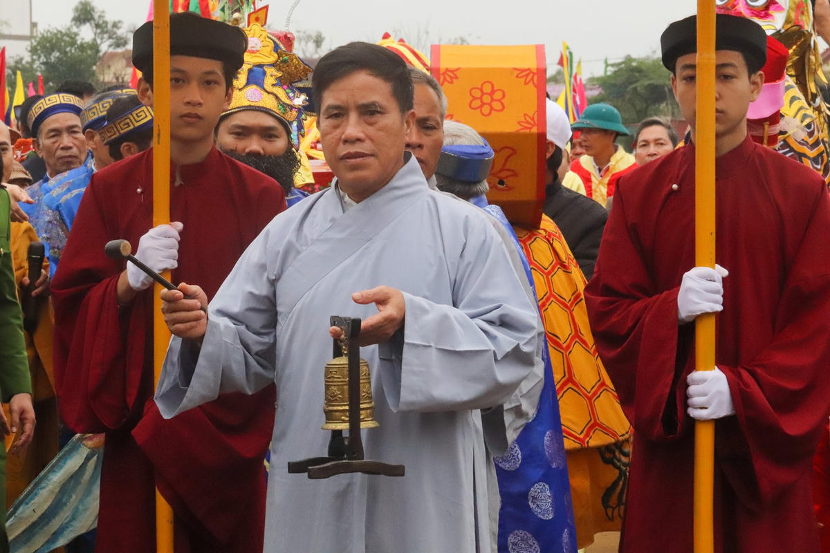 Từ 0 giờ ngày 15 tháng Giêng, lãnh đạo huyện cùng thầy chùa Hoằng Phúc lên vực An Sinh (xã Văn Thủy) làm lễ giữa dòng sông, lấy nước cho vào hai chum đem lên đặt ở miếu Bà.