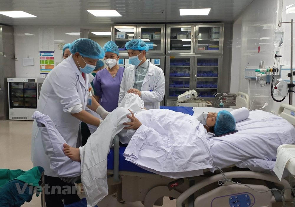 Phó giáo sư Trần Danh Cường - Giám đốc Bệnh viện trực tiếp thực hiện đỡ đẻ và cắt rốn cho cháu bé. (Ảnh: T.G/Vietnam+).