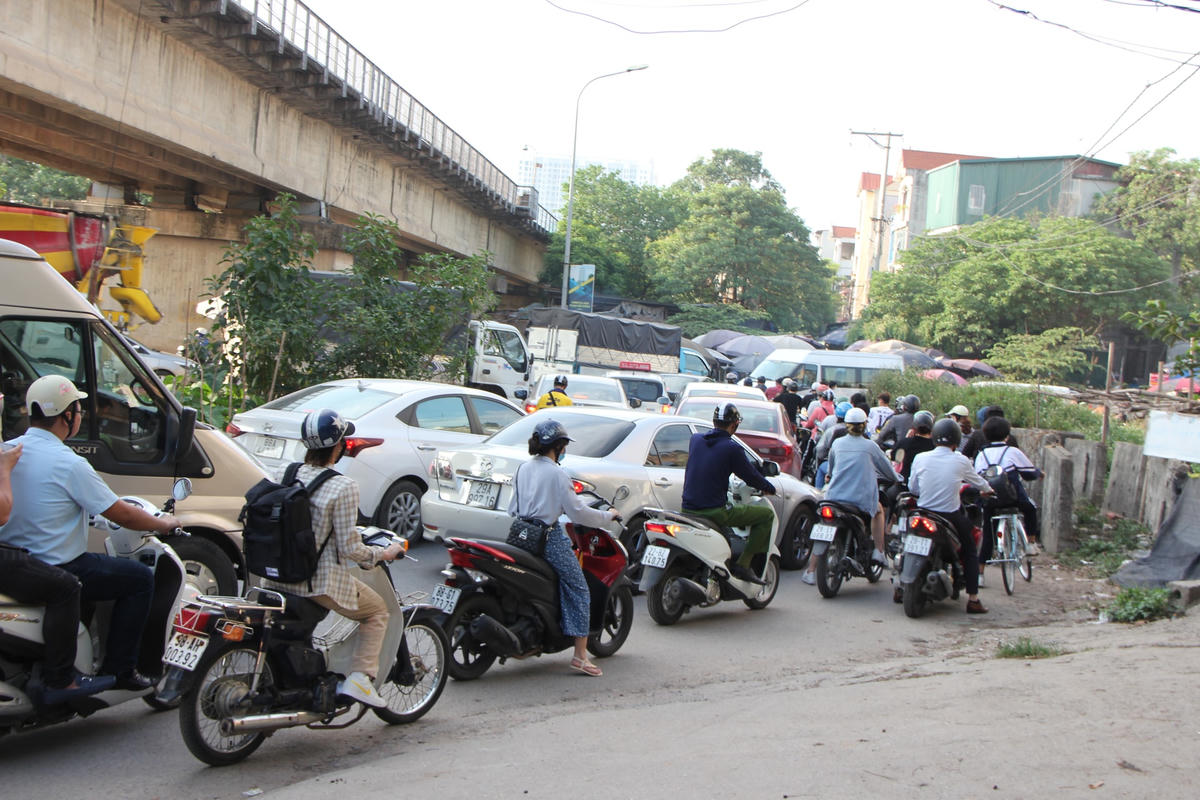 Hà Nội: Ùn tắc triền miên tại 'nút thắt' ngã ba chợ Tân Xuân