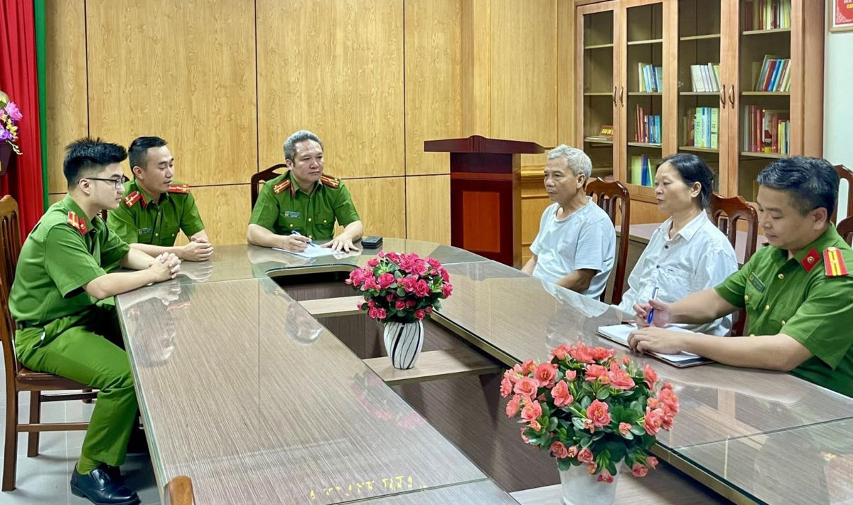 Nguyễn Đức Ước và Trần Thị Thái (áo trắng) tại Cơ quan Điều tra. Ảnh: Công an tỉnh Bắc Giang.