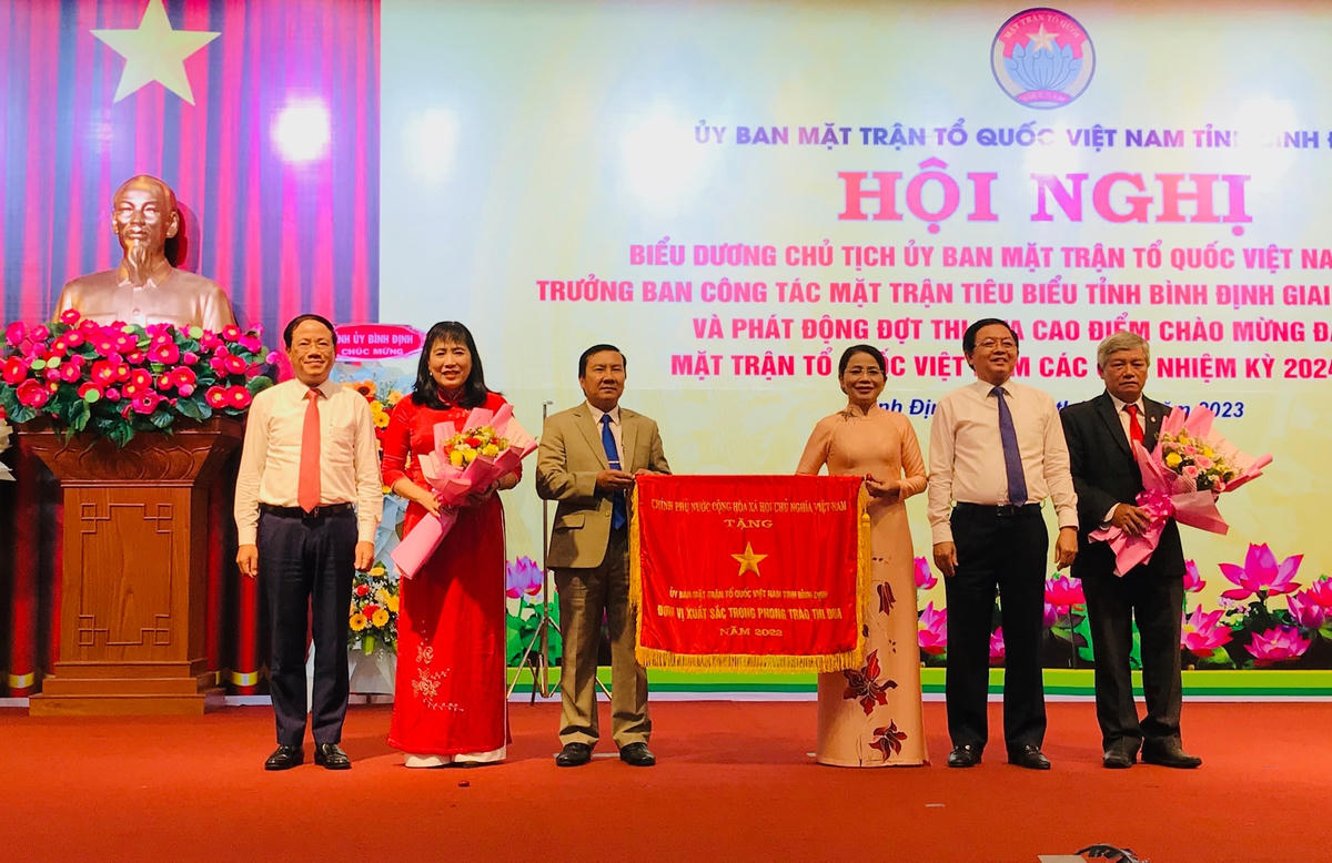 MTTQ Việt Nam tỉnh Bình Định vinh dự đón nhận cờ Thi đua của Chính phủ tặng về thành tích hoàn thành xuất sắc, toàn diện nhiệm vụ công tác, dẫn đầu phong trào thi đua yêu nước năm 2022.