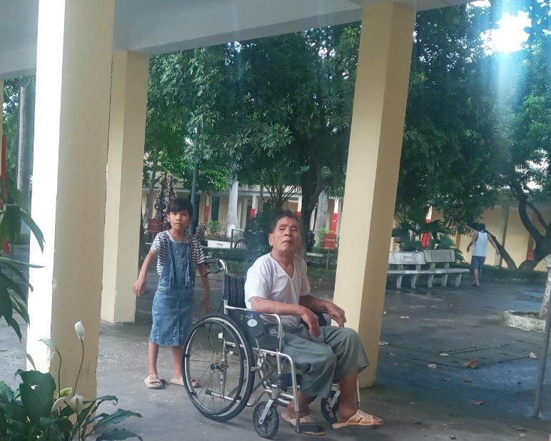 Trong khuôn viên sân, thỉnh thoảng lại bắt gặp hình ảnh những đứa trẻ đẩy xe lăn cho bố, cho ông đi dạo.