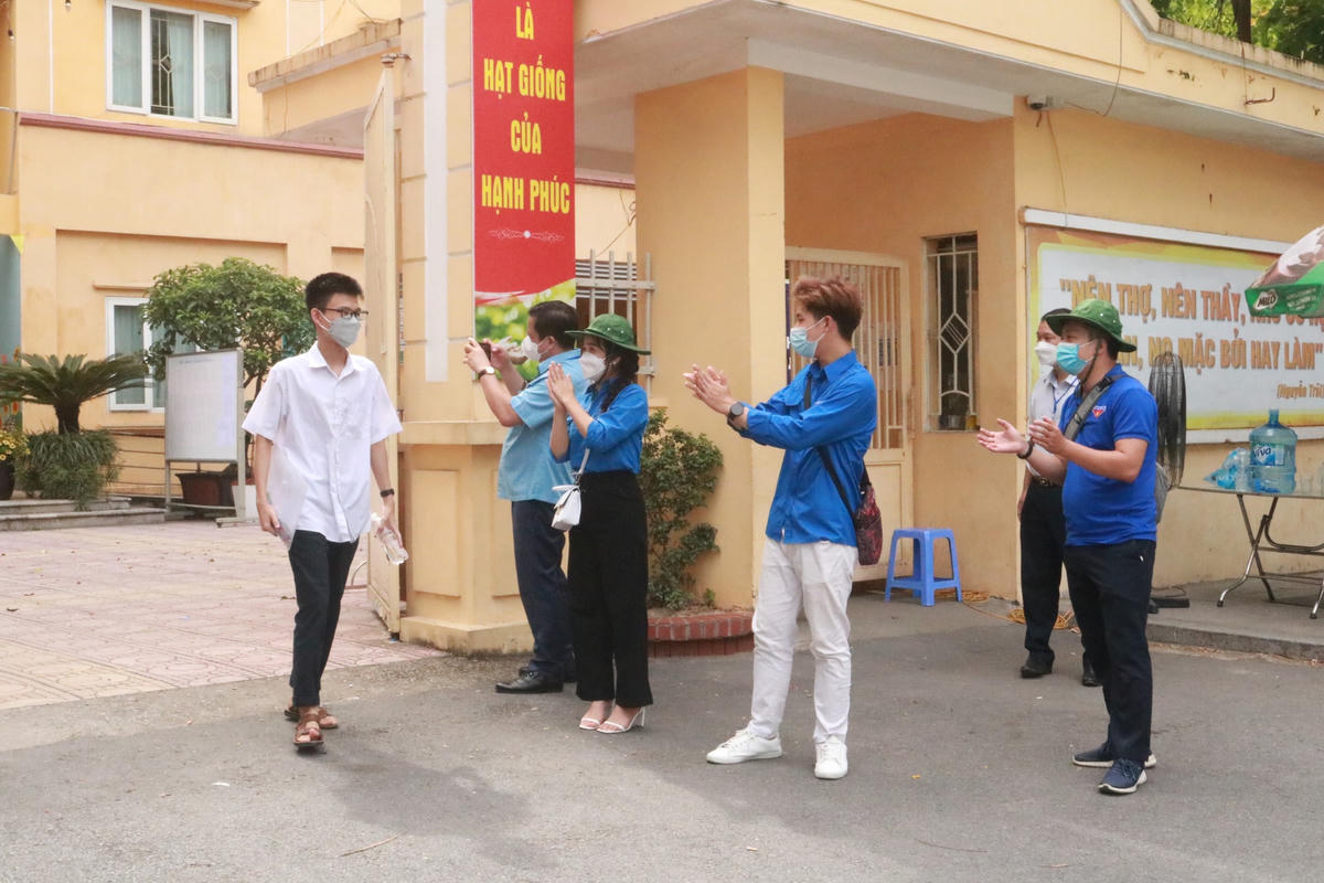 Thí sinh đầu tiên rời khỏi phòng thi môn Ngoại ngữ tại điểm thi Trường THCS Nguyễn Trãi (quận Ba Đình)