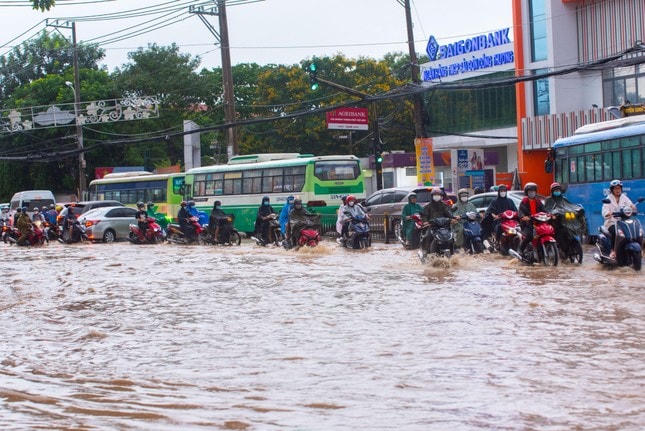 Mưa trắng trời chiều cuối tuần, người dân TP HCM bì bõm lội nước về nhà