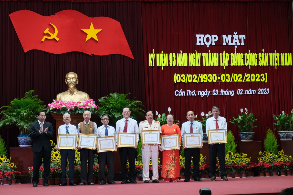 Trao tặng huy hiệu Đảng cho các đảng viên.