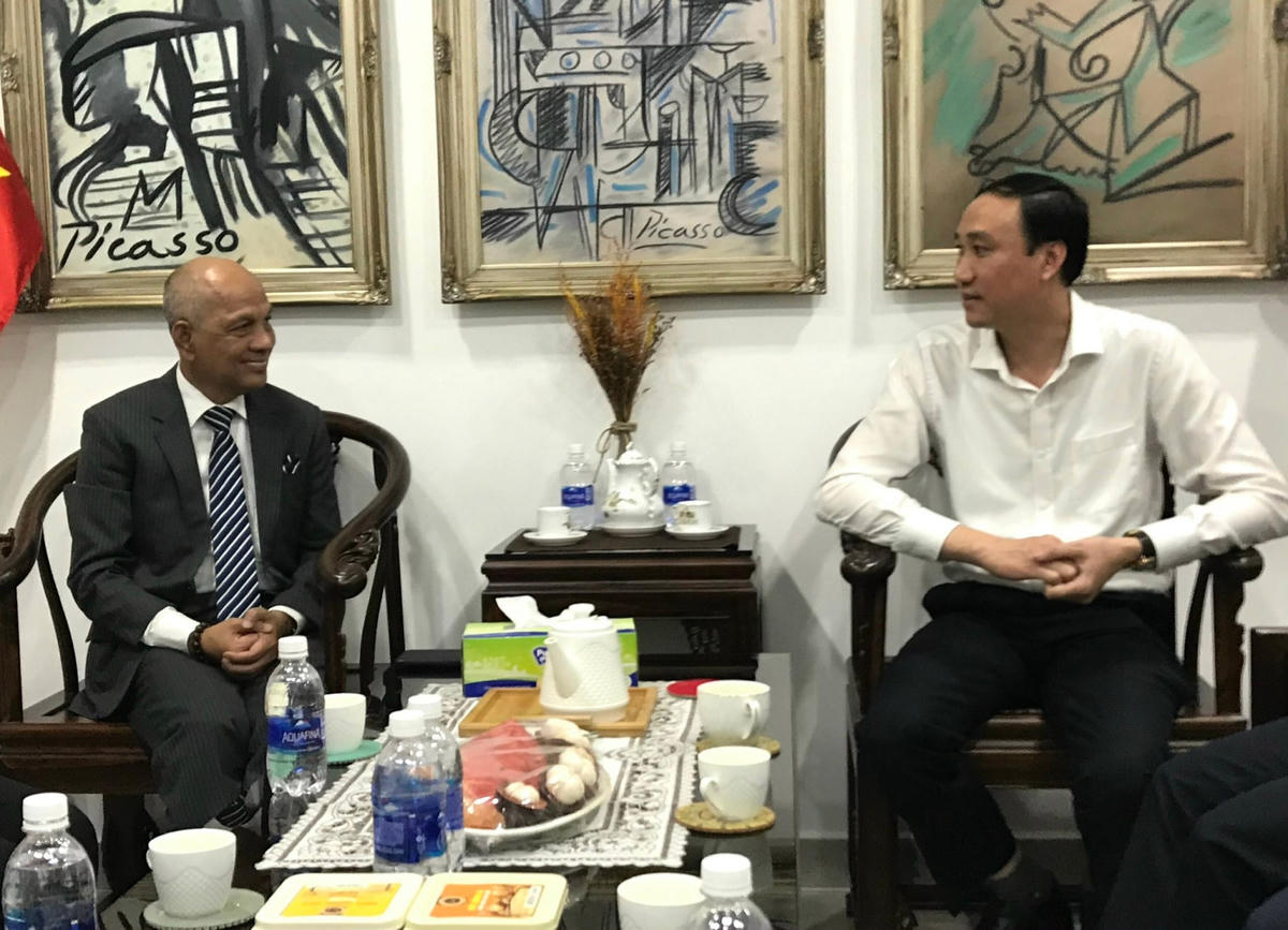 Phó Chủ tịch Phùng Khánh Tài thăm, làm việc tại Hiệp hội Doanh nhân Việt Nam ở nước ngoài.