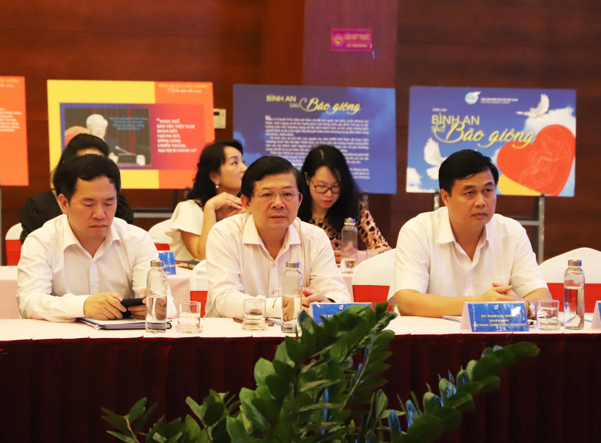 Phó Chủ tịch UBTƯ MTTQ Việt Nam Nguyễn Hữu Dũng cùng các đại biểu tham dự Hội nghị.