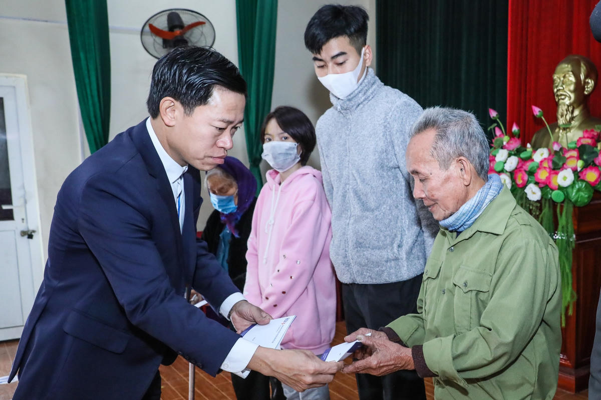 Lãnh đạo UBND xã Đông Xuân trao quà cho người có công. Ảnh: Quang Vinh.