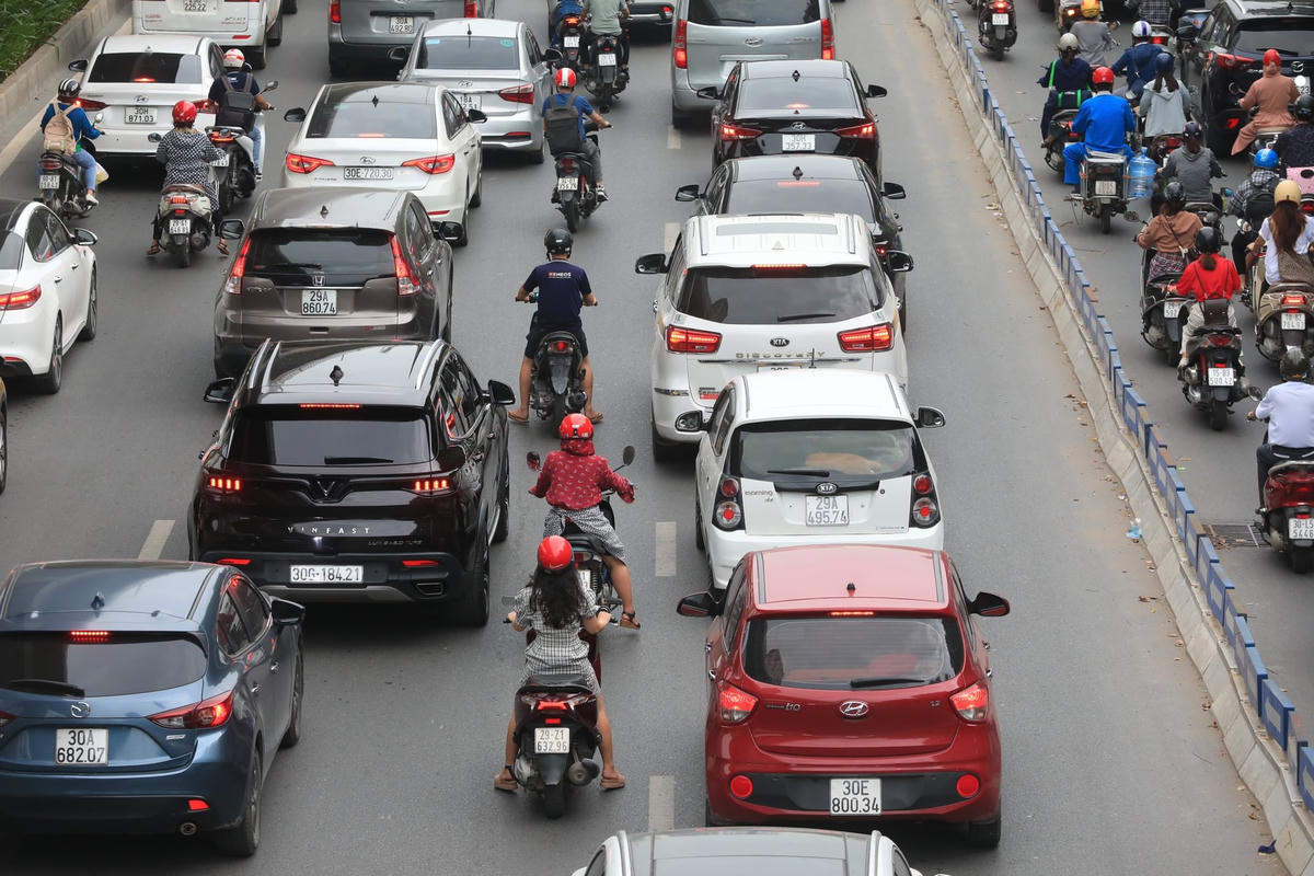 Dù đường đã khá thông thoáng nhưng nhiều người dân vẫn cố tình lấn làn gây mất an toàn giao thông.