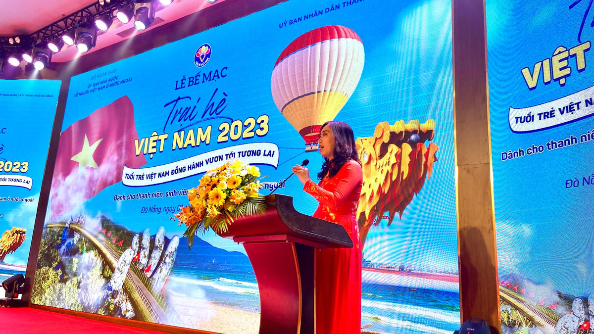 Thứ trưởng Bộ Ngoại giao, Chủ nhiệm Ủy ban Nhà nước về người Việt Nam ở nước ngoài Lê Thị Thu Hằng phát biểu tại Lễ Bế mạc Trại hè Việt Nam 2023.