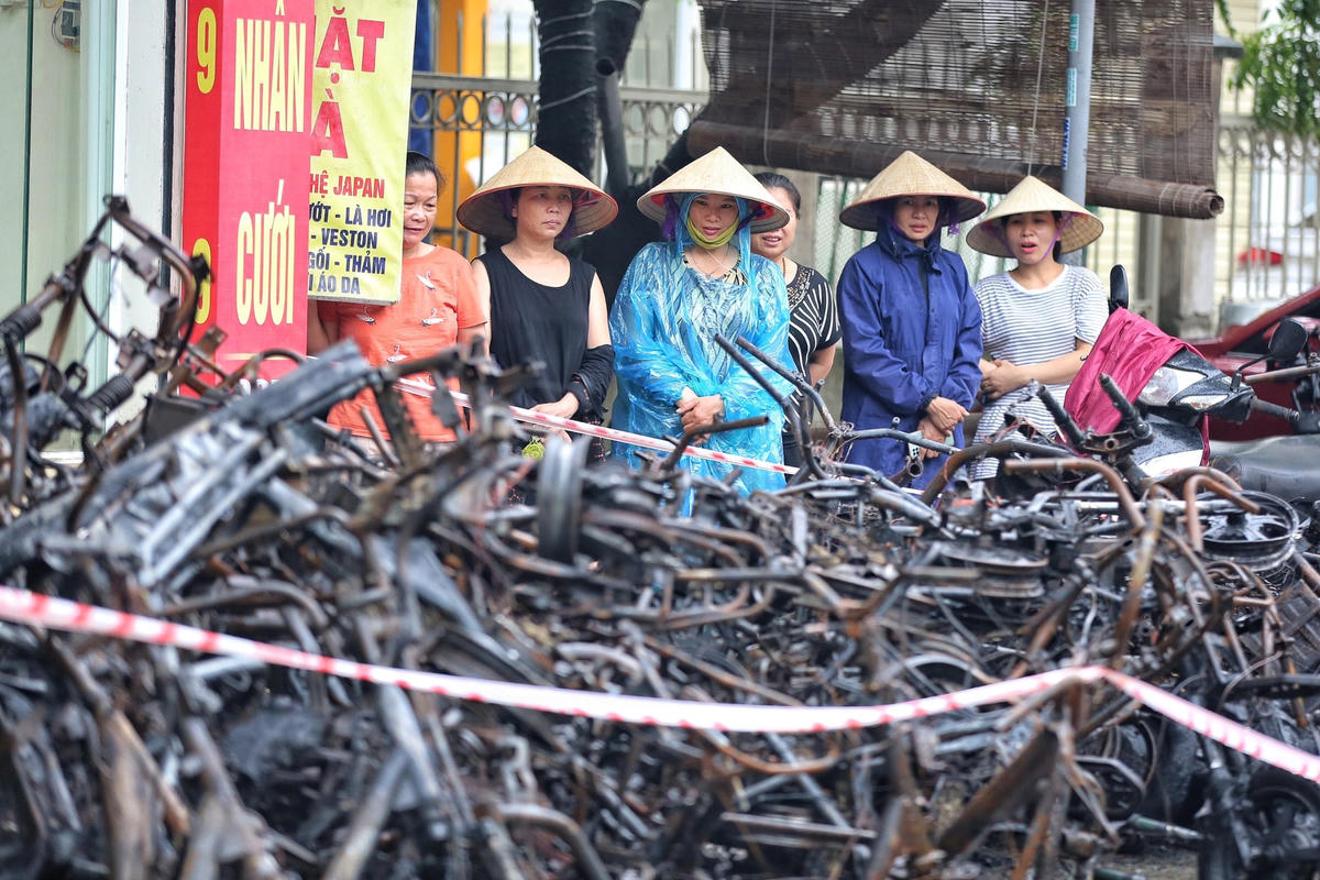 Chị Đinh Thị Thu Hương, sống ngay cạnh gia đình anh Q. cho hay: Ngay khi phát hiện vụ cháy, người dân hô hào nhau chạy hết ra đường. Mọi người chia nhau ở phía trước và sau của căn nhà để gọi chủ nhà dậy nhưng không thấy ai phản ứng gì. Người dân xung quanh cố gắng dùng bình cứu hỏa mini để xịt vào đám cháy nhưng bất thành do không thể phá được cửa cuốn trước cửa nhà.