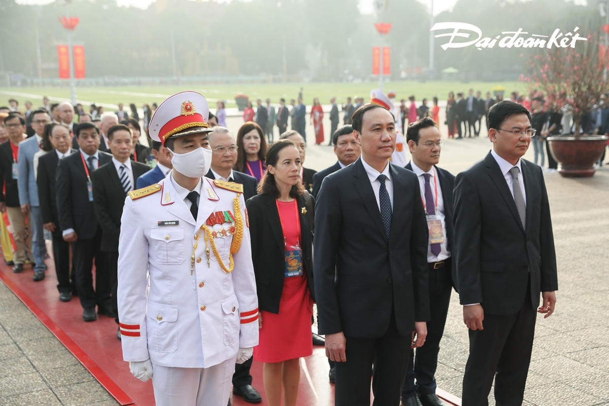 Đoàn kiều bào vào Lăng viếng Chủ tịch Hồ Chí Minh.  Ảnh: Quang Vinh.