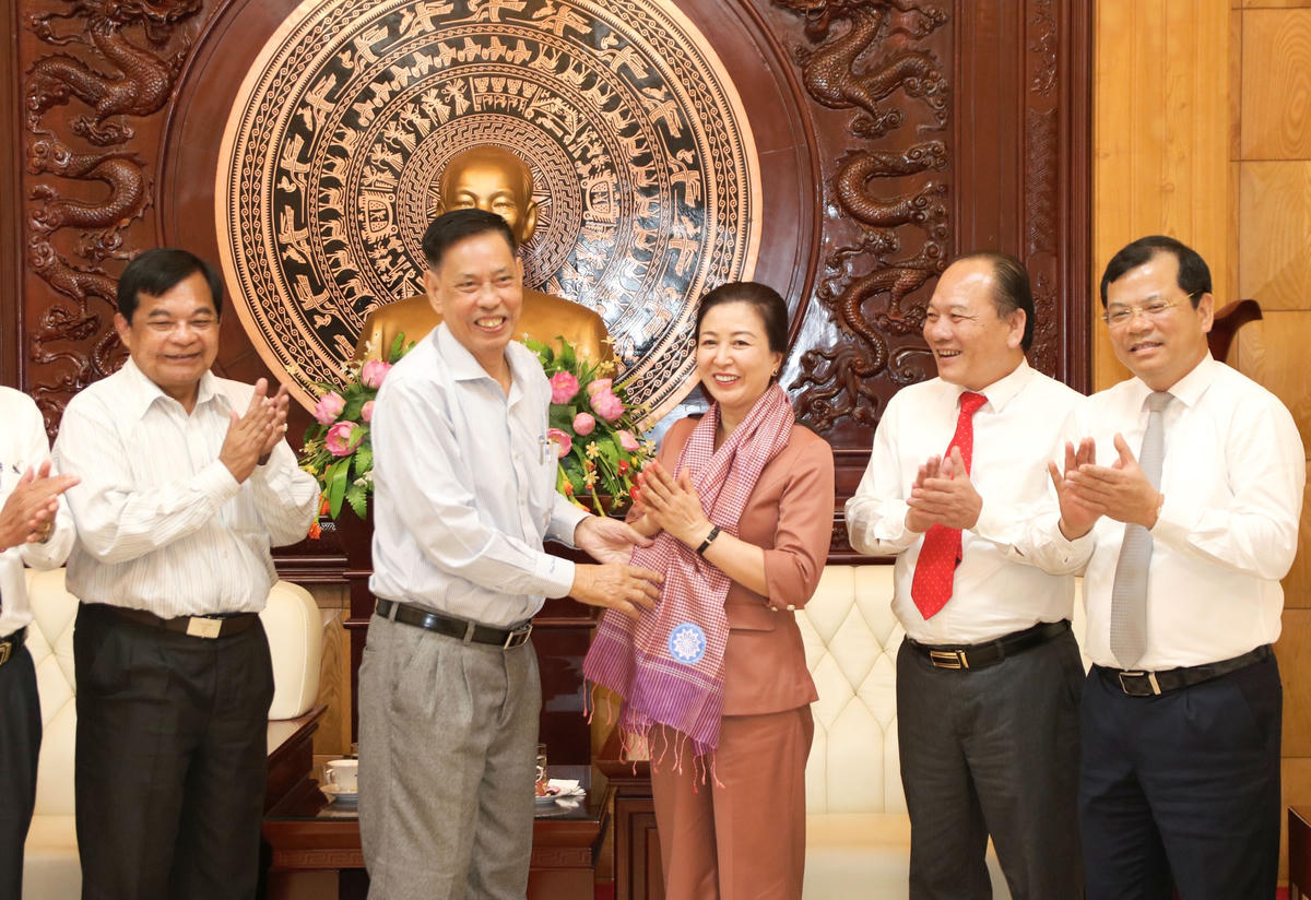Ông Nhem Valy tặng quà lưu niệm cho Phó Bí thư Thường trực Tỉnh ủy Bắc Giang Lê Thị Thu Hồng.  