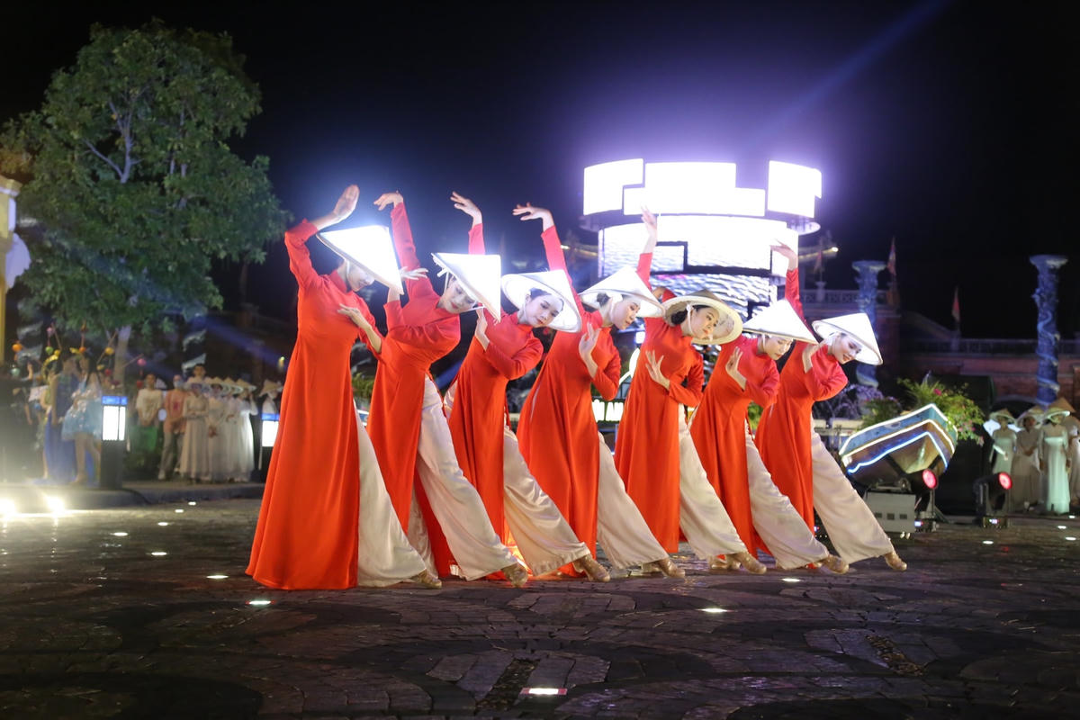 Duyên dáng Việt Nam trong chương trình Ký ức Hội An. Ảnh: Quang Vinh