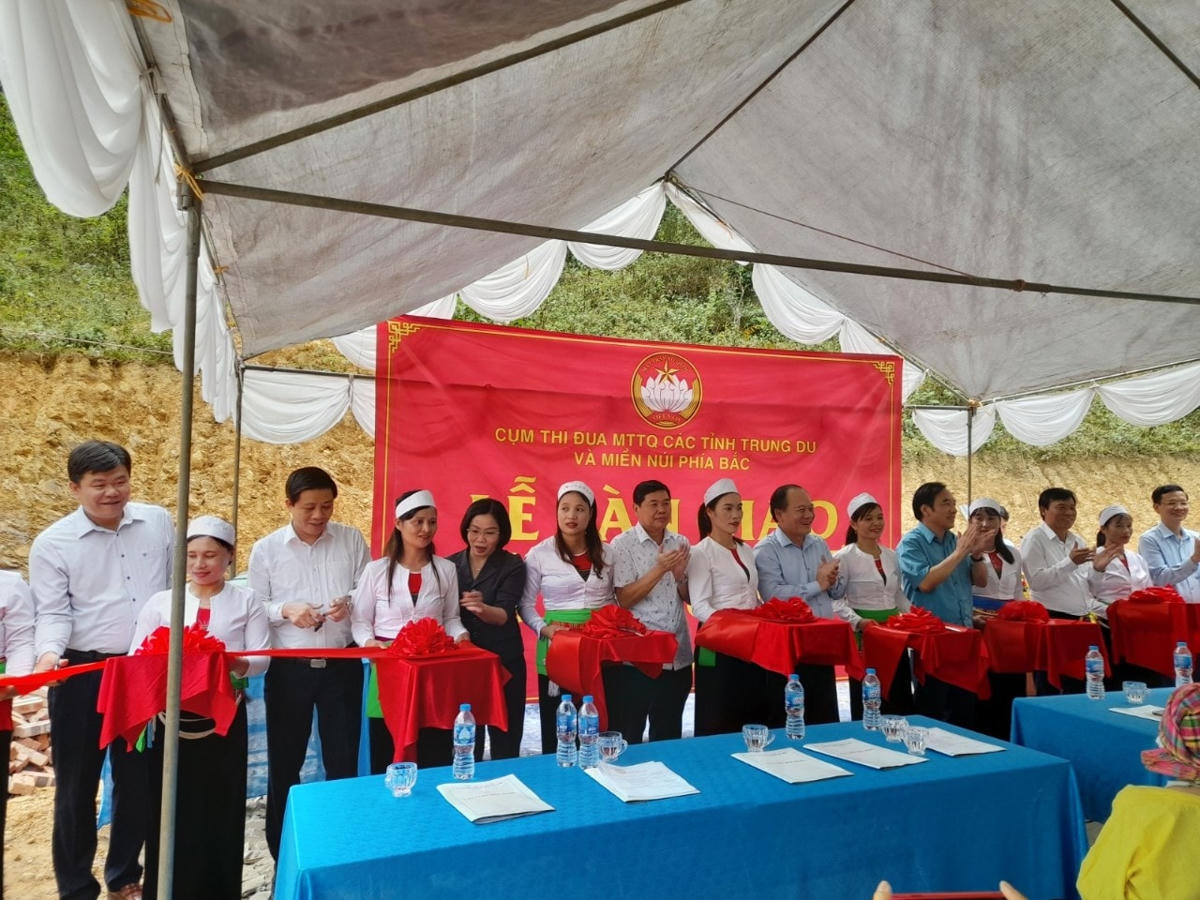 Phó Chủ tịch Ngô Sách Thực và lãnh đạo Ủy ban MTTQ 7 tỉnh thuộc cụm thi đua các tỉnh Trung du và Miền núi phía Bắc trao nhà đại đoàn kết cho 2 hộ nghèo tại xóm Tiện, xã Thung Nai.