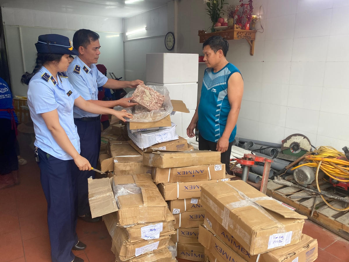 Lực lượng QLTT kiểm tra, phát hiện hơn 2,1 tấn thực phẩm không rõ nguồn gốc tại hộ kinh doanh Đức Phúc (phường Cẩm Thủy, TP Cẩm Phả). Ảnh do đơn vị cung cấp.