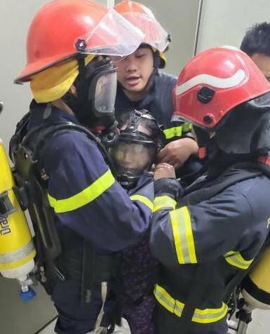 Cháy lớn tại toà V1 Victoria Văn Phú, phường Phú La, quận Hà Đông, 2 người mắc kẹt đã được giải cứu.