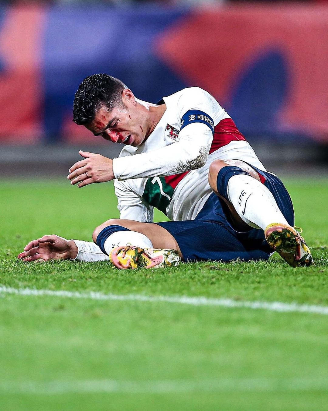 Hình ảnh Ronaldo bị chấn thương và đau đớn nằm trên sân