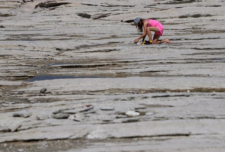 Hồ Garda nổi tiếng ở Italy trơ bãi đá ngầm do hạn hán