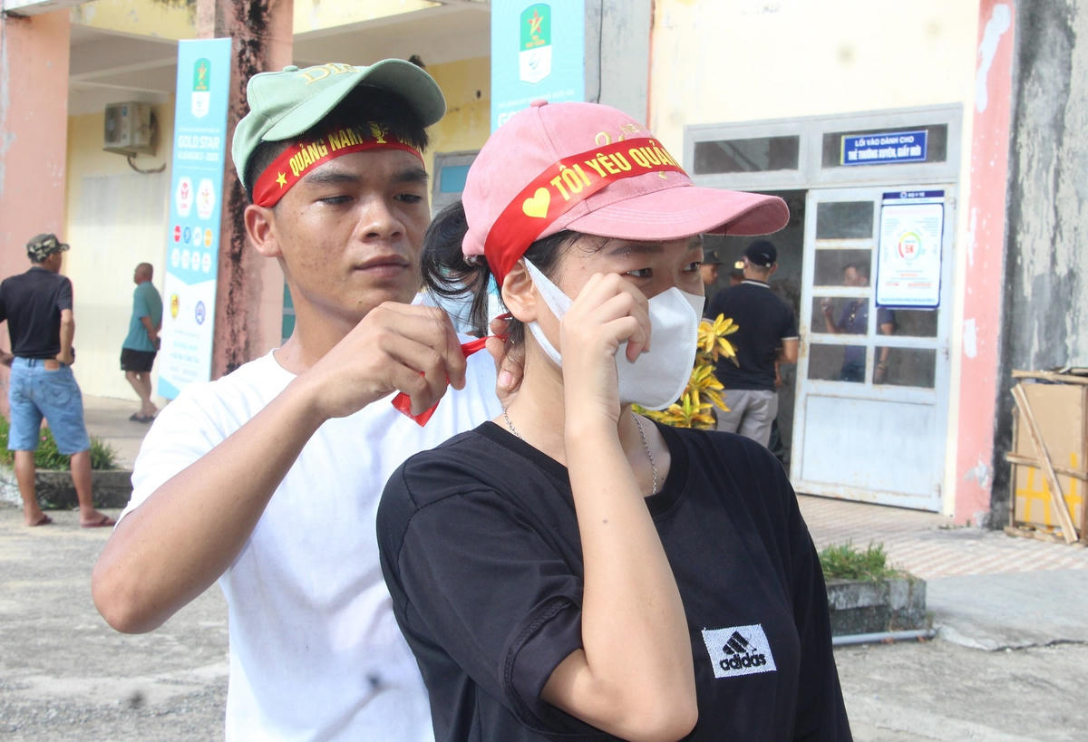 CĐV đeo băng rôn để cổ vũ CLB Bóng đá Quảng Nam.