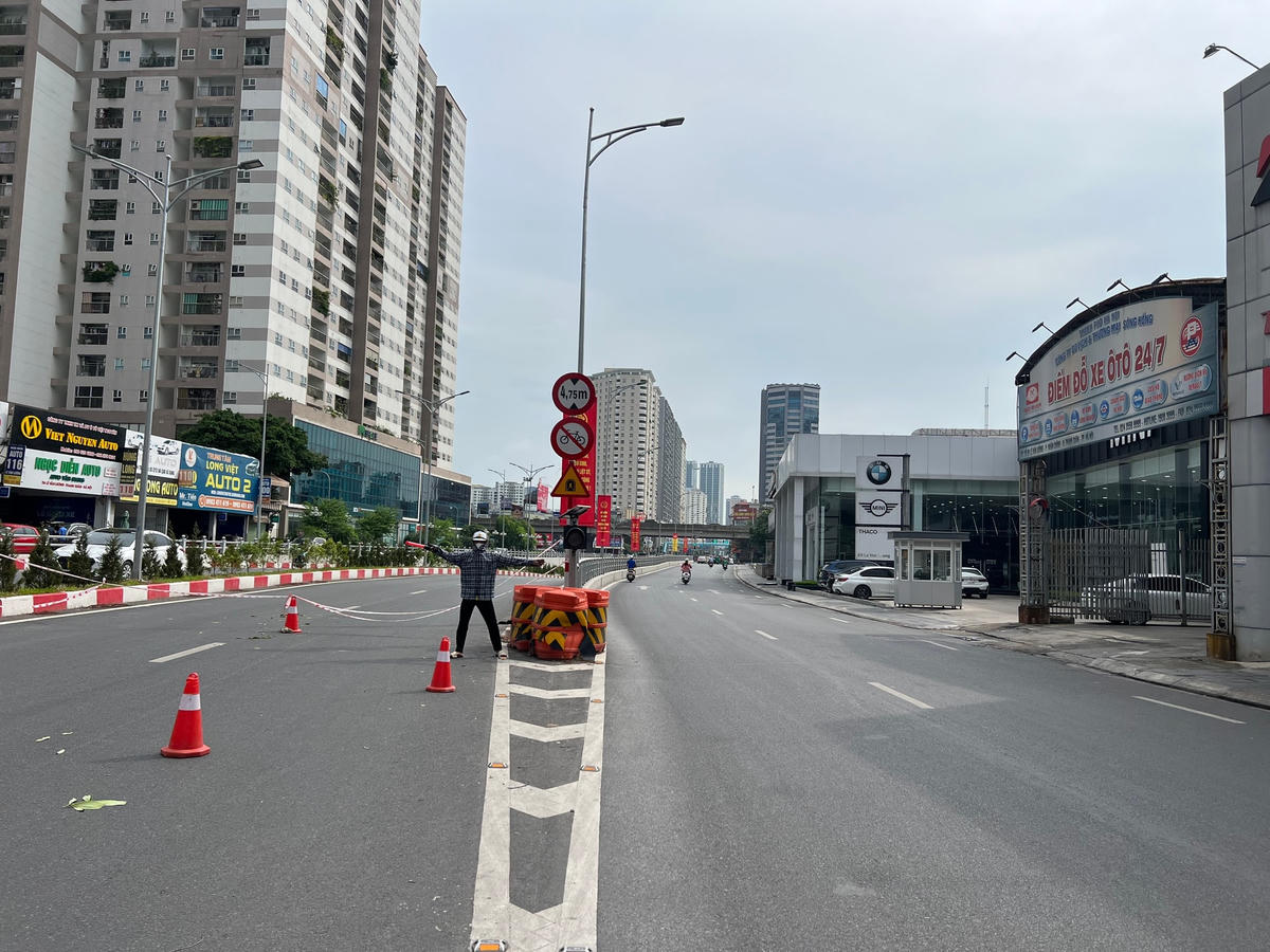 Theo ghi nhận của PV Báo Đại Đoàn Kết Online, từ 14 giờ ngày 30/7 đơn vị thi công tiến hành đóng 1 chiều hầm chui hướng Lê Văn Lương đi Tố Hữu để tiến hành sửa chữa lắp rãnh chặn nước. Chiều còn lại, các phương tiện di chuyển bình thường.