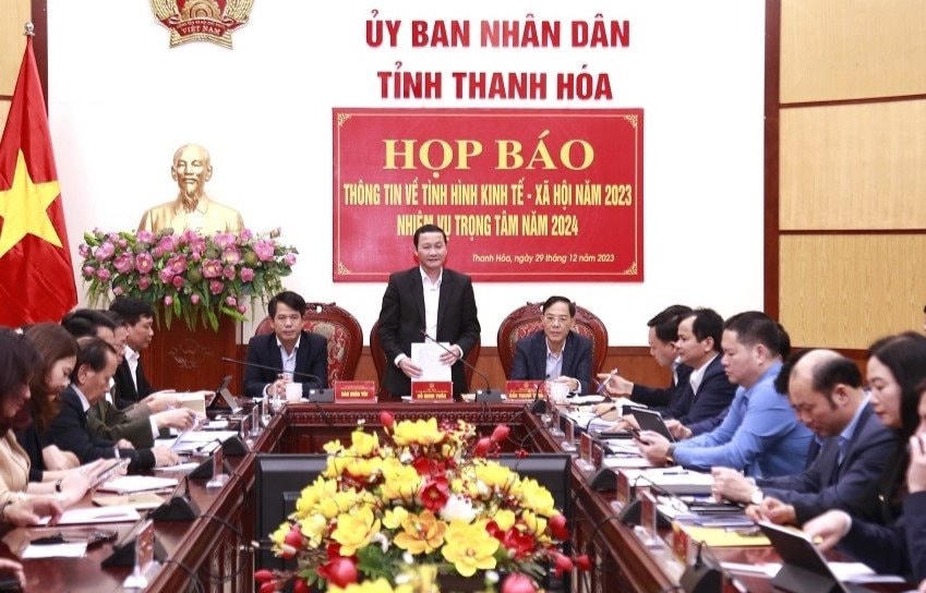 toan-canh-hop-bao.jpg