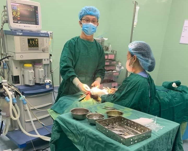 Gần 4 giờ đồng hồ với sự hợp sức của nhiều bác sỹ liên khoa, ca mổ cho cháu V. đã thành công.
