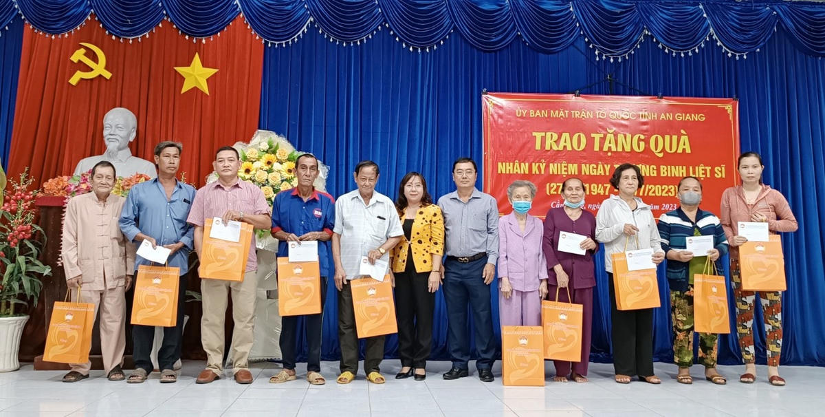 Phó Chủ tịch Thường trực UBMTTQ tỉnh An Giang Nguyễn Thị Tuyết Minh, thăm và tặng quà tại xã Cần Đăng, huyện Châu Thành.