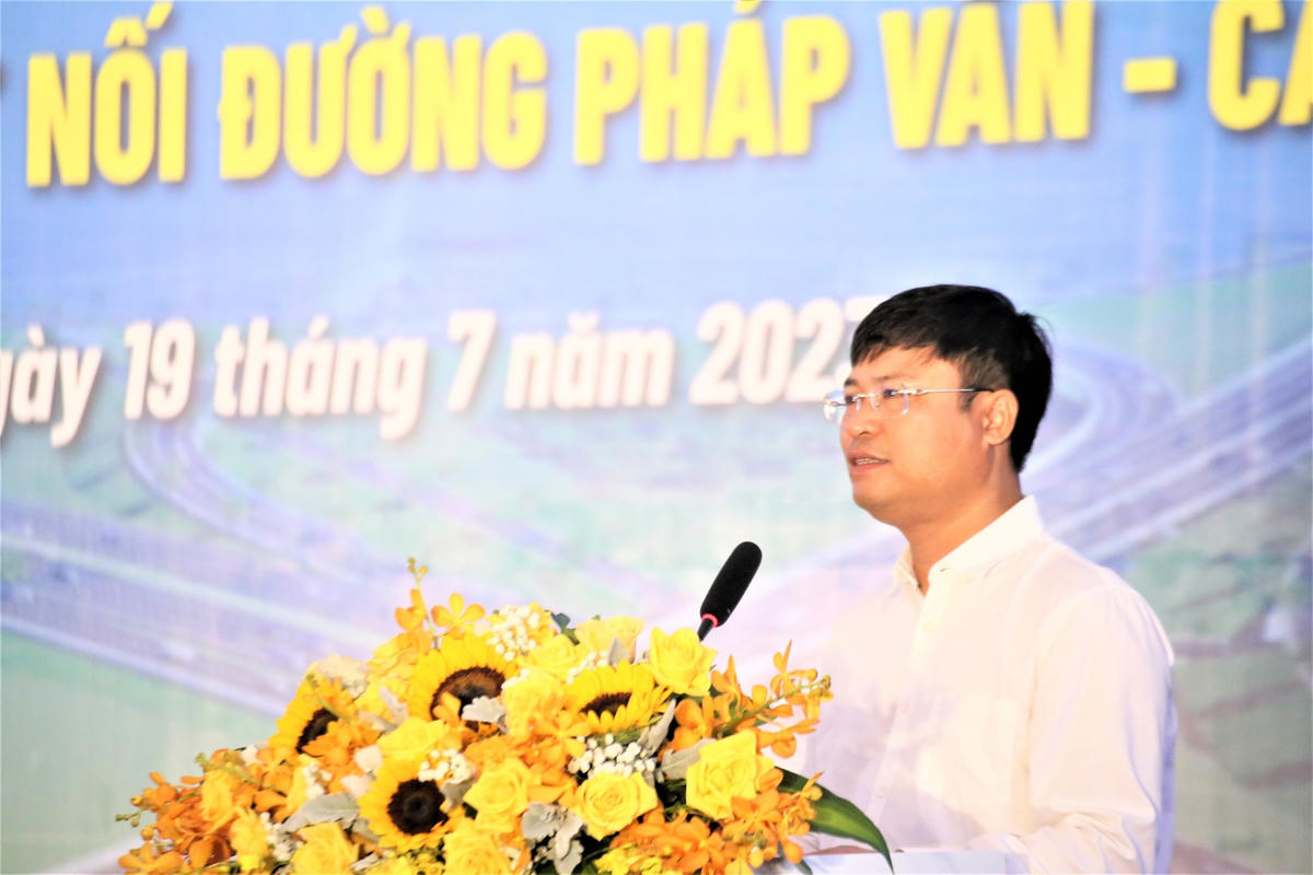 Ông Nguyễn Chí Cường, Giám đốc Ban Quản lý dự án đầu tư xây dựng các công trình giao thông Hà Nội báo cáo tại Lễ khởi công.