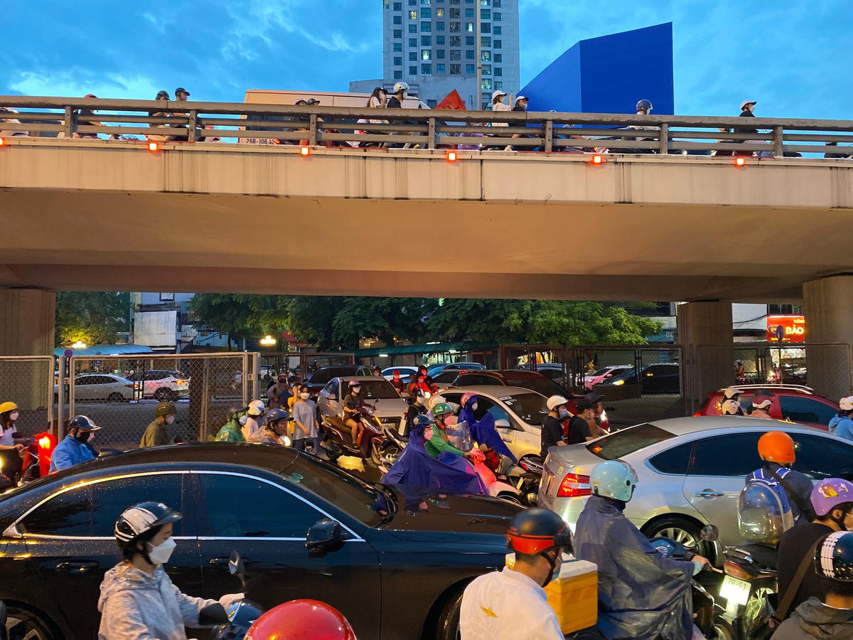 Nhiều tuyến đường rơi vào cảnh "hỗn loạn" do dòng phương tiện quá tải trong giờ tan tầm buổi chiều.