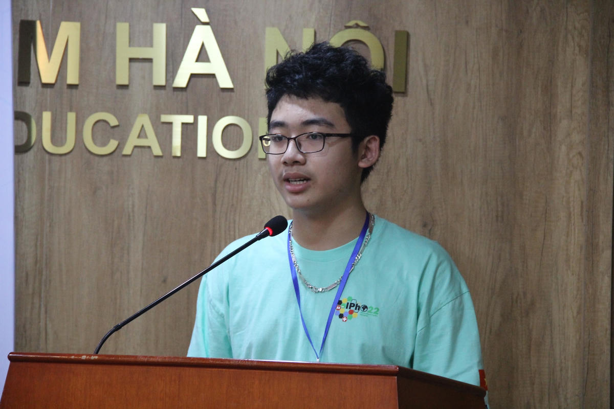 Em Võ Hoàng Hải, học sinh Trường THPT Chuyên Khoa học tự nhiên, Đại học Quốc gia Hà Nội thay mặt đội tuyển phát biểu cảm nghĩ.