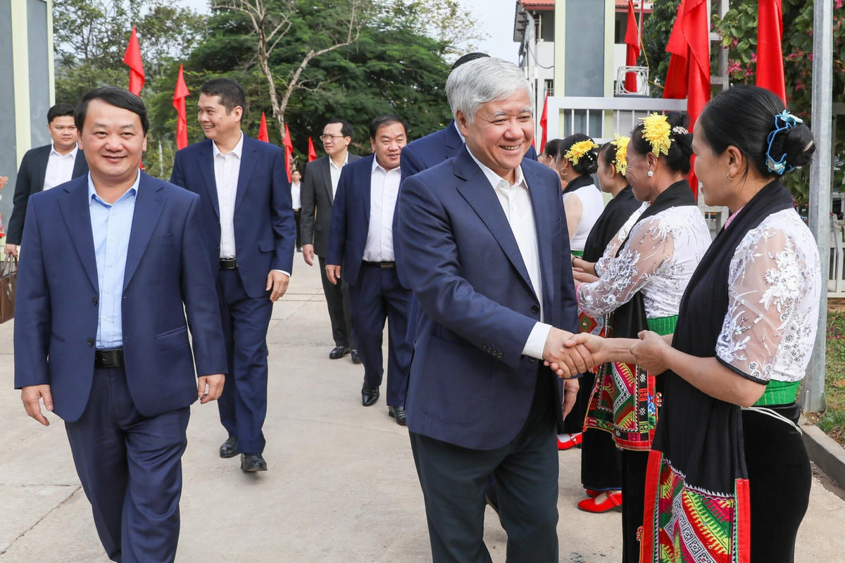 Bí thư Trung ương Đảng, Chủ tịch UBTƯ MTTQ Việt Nam Đỗ Văn Chiến và đồng bào các dân tộc xã Mường Sang.