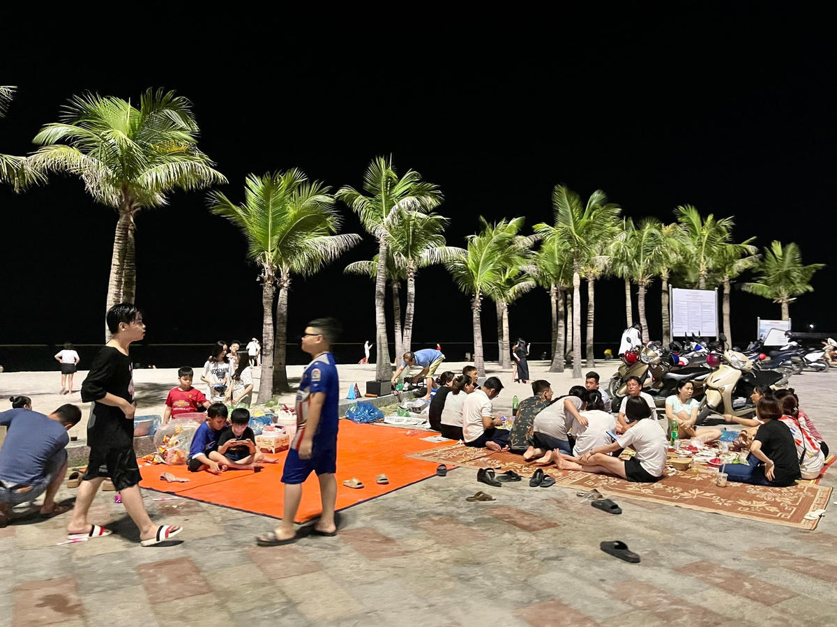 Tại bãi tắm Hòn Gai (phường Hồng Hà), cả ngàn người dân đổ ra đây hóng gió và tổ chức ăn uống.